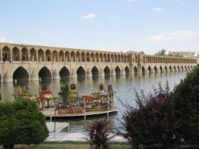 7 Eén van de 11 bruggen over Zayandeh rivier, de Si o Si met 33 bogen en stamt uit 1600.jpg