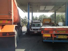 8 Diesel tanken we in Iran op de pasjes van de vrachtwagenchauffeurs, en kost ons de normale prijs van € 0,012 per liter diesel.jpg