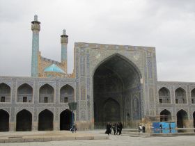 8 Zicht vanaf het middenplein van de imam moskee op de ingang en de noord Iwan.jpg