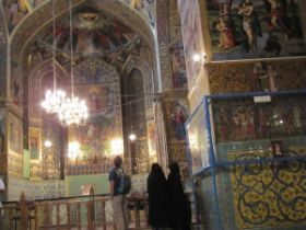 8 Zo'n 30.000 Armeeniers zijn naar Esfahan gehaald in 1603 door de Sjah, omdat het goede ambachtslieden en kunstenaars waren, zoals hier te zien in hun eigen kathedraal.jpg