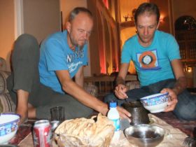 10 In Yazd vallen we even stil in het Silk Road hotel, eten en kletsen met andere reizigers en werken aan het verslag en de foto's.jpg