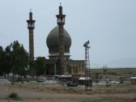 29 Moskee, begraafplaats, minaretten en extra luidspekers.jpg