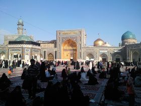 17 Mashhad, de heiligste stad van Iran, waarbij de 8e Imam (Reza) schrijn jaarlijks 15 miljoen pelgrims trekt.jpg