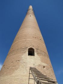23 Op 7 meter hoogte is de ingang van deze destijds hoogste minaret (14e eeuw) toen via de later verwoeste moskee.jpg