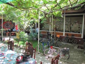 6 In de tuin van ons guesthouse, ongelooflijk hoeveel europeanen de zijderoute naar China fietsen.jpg