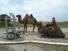 2 Een stuk van de zijde route in Oezbekistan nemen Emiel en Saskia hun fiesten.jpg
