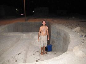 25 Dit is de mannenbadplaats, grotendeels ondergronds, waar Emiel een verfrissende duik ingenomen heeft.jpg