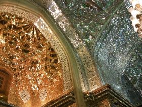 27 1 De Aramgahe Shahe Cheragh moskee heeft voor wat onze smaak betreft net één klein spiegellend vlakje te veel aan de wand, eigenlijk is het ook een mausoleum voor de broer van de 14e Reza.jpg