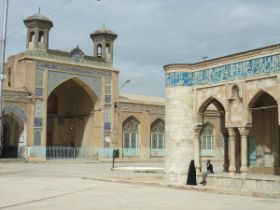 27 De Jamehye Atigh moskee in Shiraz uit 894, net achter de grote glitterende Aramgahe Shahe Cheragh moskee.jpg