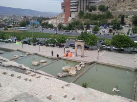 27 Shiraz, park Darvazehye Quran, wat een camping plek, geweldig dat de locals hier hun tent opzetten.jpg