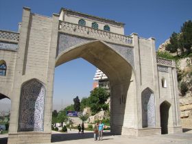 28 De Koran poort, Karim Khan Zand (10e eeuw) liet de koran er in metselen om reizigers te zegenen bij hun vertrek, en is nog steeds in gebruik.jpg