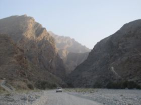 4 hier rijden wij Wadi Bani Awf in, een spectaculaire doorsteek (1).jpg