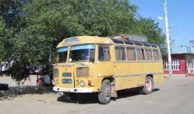 28 1 alle bussen rijden in Oezbekistan op gas, de tanks, gewone gasflessen, liggen op het dak.jpg
