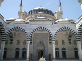 19 Azadi moskee, moet lijken op de Blue Mosque in Istanbul.jpg