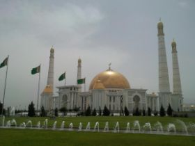 20 grootste moskee, waar bijna niemand komt, in het kleine geboorte dorp Gypjak van de president, ernaast het mausoleum voor zijn familie.jpg
