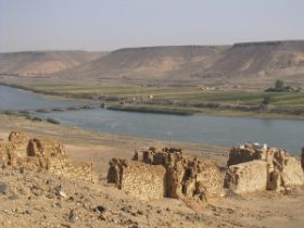 Deel stadsmuur van Hallabiya, gesticht door Zenobia in 270 n Chr, en pontonbrug over de Eufraat, waar wij natuurlijk ook overheen reden.jpg