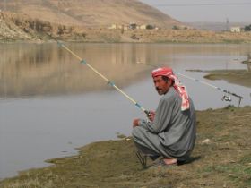 door de hedendaagse visserij met dynamiet en elektrische stroom  blijft er tegenwoordig steeds minder vis in de Eufraat over voor de gewone visser.jpg