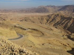 04na de Wadi en eerste deel bergen hebben we hier een mooie asfaltweg.jpg