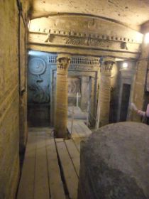 14 ondergrondse graftombe, 3 verdiepingen tellende Romeinse katakomben uit 1ste eeuw, Kom es Sjoekafa.jpg