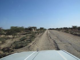 2 dit is de A1 in Kenia, een dikke rode lijn op de wegenkaart, goed geasfalteerd, maar wat minder goed onderhouden, hier potholes, later aleen nog asfalt-eilandjes.jpg