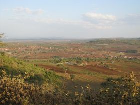 3 in west kenia rijden we ineens in een gecultiveerd landschap met vele akkers.jpg