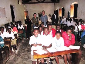 1 22 met de leraren en hoofdschool staan we in een klas in Bukumbi in Tanzania.jpg