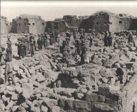 Bosra theater wordt leeggedragen door de vrouwen in pakweg 1950, allemaal een mand met stenen en zand op hun hoofd.jpg