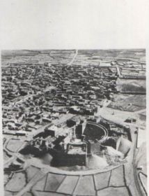 Bosra romeins theater en stad vroeger vanuit de lucht.jpg