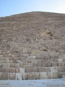 21 emiel op de piramide.jpg