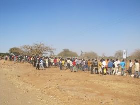 04 Eritreese vluchtelingen in de rij voor voedsel van het International Rescu Commitee.jpg