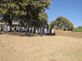05 tijdens de ethiopisch orthodoxe kerkdienst bidden er ook veel vrouwen buiten, wel gelukkig in de schaduw.jpg