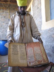 06 na een barre fietstocht bereiken we een klooster en krijgen hun eeuwen oude bijbel te zien.jpg