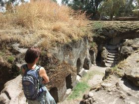 22 links is de in de rotsgrond uitgehakte kerk Adadi Maryam, ten zuiden van Addis.jpg