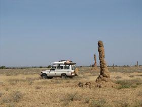 28 we doorkruisen een veld met heel veel metershoge termietenheuvels.jpg