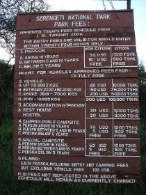 2 27 tarieven voor een nationaal park in tanzania, gelukkig al sinds 2006 niet verhoogd, maar zo te zien hoeven de locals toch minder betalen.jpg