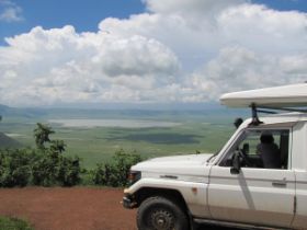 2 27 we staan op de kraterrand en kijken onze ogen al uit, Ngorongoro lijkt op een paradijs.jpg