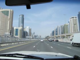 11 Sheikh Zayid straat in Dubai, rechts de metro, links en rechts en voor en achter wat flats.jpg