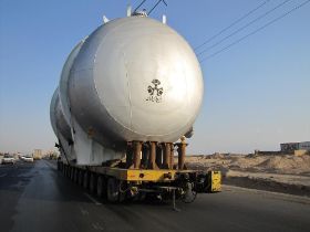 9 3 Een eind verder rijdt er nog een, zou het niet een mobiele nucleaire atoominstallatie zijn.jpg