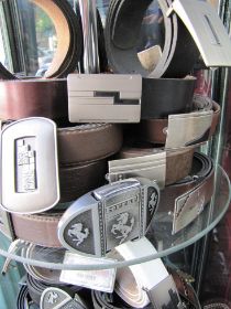 9 Ah, you have copywright in Europe, no we do not have such in Iran ! (geldt overigens ook voor films, DVD's CD's, kleding etc).jpg