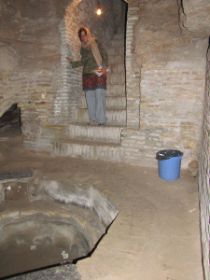 11 Toegang tot een Canat, ondergronds kunstmatig gegraven kanaal waarmee het water van kilometers ver tot in de stad onder de huizen werd gebracht.jpg