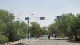 13 Toch verdomd handig dat we op de eerste dag in Iran van iemand een garmin gps kaart kregen, want aan deze borden hebben we niet echt heel veel.jpg
