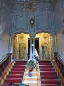 3 de ingang van Reza's Sjah Groene Paleis (1925).jpg