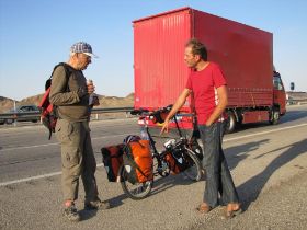 6 a2 maar 60+'s gaan ook alleen op de fiets dwars door iran en veel verder.jpg