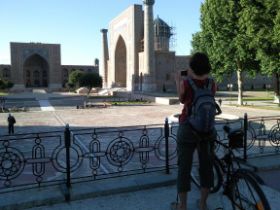 3 Registan ensemble, het aloude publieke plein in Samarkand met aan 3 zijde een groot ikoon of bijna kathedraal.jpg