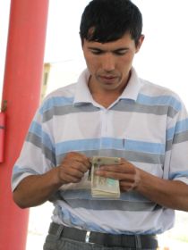 5 bizar snel kunnen ze hun briefjes geld tellen, hier telt ie voor meer dan 1,5 ton.jpg