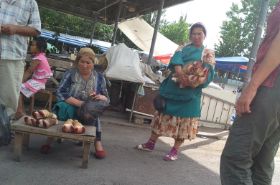 8 vlees kopen op de markt, lekker bokkepootje.jpg