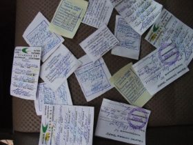 15 al onze ijverig verkregen registratie papiertjes, niemand vraagt ernaar.jpg