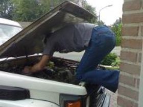 emiel op motorkap.jpg