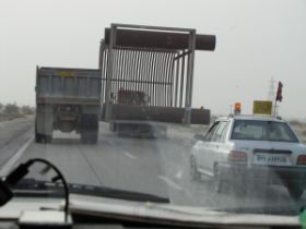 24 2 Ja dit is een erg groot speciaal transport, maar iedereen kan er makkelijk langs, en er rijdt toch een vlaggetje achter.jpg
