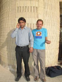 26 1 Gelukkig heeft Sjarouz nu inmiddels een Duo SIM kaart telefoon, zodat hij nooit meer onbereikbaar hoeft te zijn.jpg